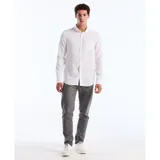 Camisa blanca de lino con cuello abotonado, manga larga y bolsillo en el pecho.