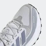 Championes Adidas Ultrarun 5 TR, color gris con detalles en lila y blanco. Zapatillas de running con exterior impermeable y suela Adiwear con tacos.