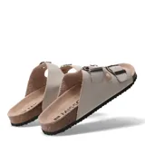 Sandalias blancas con dos tiras ajustables con hebilla metálica, plantilla de corcho y suela blanca.