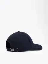 Gorra de béisbol azul marino de algodón con logo de Tommy Hilfiger bordado en blanco en el frente y detalle distintivo en la visera. Ajuste con hebilla metálica en la parte trasera.