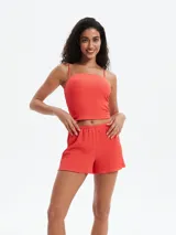 Short negro de tejido texturizado con cintura elástica.