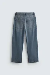 Pantalón de jean azul de corte amplio, con efecto encerado y lavado.