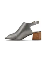 Sandalia peep toe color blanco hueso, confeccionada en cuero, con taco de madera y hebilla metálica.
