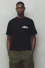 Pantalón cargo verde oliva de corte holgado, con cintura elástica ajustable con cordón, bolsillos laterales, bolsillos cargo con solapa y botón a presión en las piernas, bolsillos traseros con solapa y botón a presión, pliegues cosidos en las rodillas y cordón ajustable oculto en el bajo.