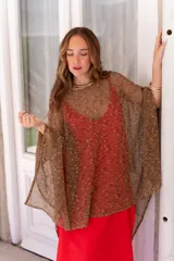 Poncho marrón de punto tipo crochet.
