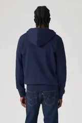 Buzo hoodie Levi's azul marino con cierre frontal, capucha con cordón ajustable, bolsillos tipo canguro y logo pequeño en el pecho.