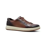 Zapato casual de cuero color marrón con cordones, suela blanca y logo de la marca en el lateral.