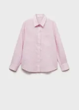 Camisa verde militar de lino y algodón, con cuello camisero, cierre frontal con botones, manga larga con puños abotonados y bolsillo de parche en el pecho.