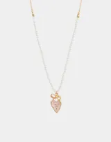 Collar corto con cadena dorada y perlas sintéticas. Dije de corazón esmaltado en rosa con borde dorado y detalle de moño dorado en la parte superior.