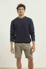 Sweater marrón de punto fino con cuello redondo y mangas largas.