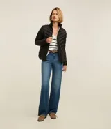 Campera puffer ultraligera color marrón, confeccionada en poliamida acolchada, con cuello alto y cierre por cremallera. Incluye bolsita con cordón.