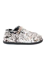 Zuecos con estampado animal print en blanco y marrón, con tira trasera ajustable con hebilla metálica.