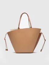 Bolso tipo capazo de cuero color marrón, con doble asa de hombro y cierre lateral con cordones.