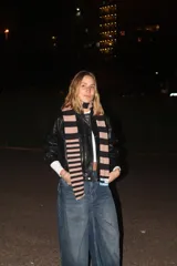 Bufanda tejida a rayas horizontales en tonos rosa, marrón y celeste.