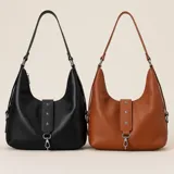 Cartera tipo hobo de cuero negro con correa de hombro ajustable y detalles de tachas en forma de estrella.