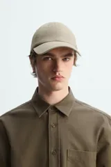 Gorra verde militar de algodón con efecto lavado y visera curva.