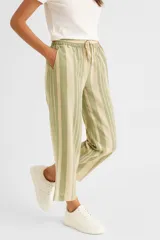 Pantalón de lino a rayas verticales color verde y beige, de corte recto y tiro medio, con cintura elástica ajustable con cordón.