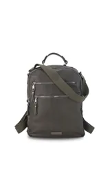 Mochila color verde oliva de símil cuero con textura. Tiene doble cierre superior, dos bolsillos frontales con cierre metálico, asa de mano rígida y correas de galón regulables.