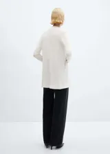 Cárdigan color beige de tejido de punto fino, diseño recto, cuello pico y manga larga.