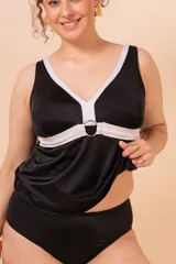 Camiseta tankini negra con escote en V, vivos blancos en contraste y aplique de aro metálico en el cinto. Incluye bolsillo interno en el busto para colocar copa removible o prótesis externa.