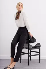 Pantalón sastrero negro, corte al tobillo, confeccionado en jacquard con un patrón sutil. Presenta presillas y un lazo de ajuste en la cintura elastizada.