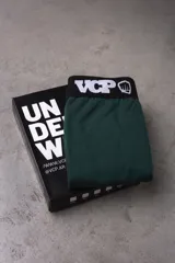 Boxer color beige con pretina elástica negra con logo VCP en blanco.