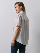 Blusa estampada con cuello con solapa y escote en V. Delantera cruzada con abertura simulada. Largo de espalda mayor a largo delantero.