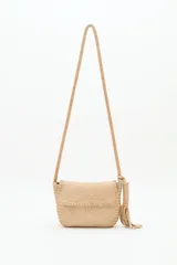 Cartera bandolera negra de cuero vacuno trenzado, con acceso superior con cierre metálico, interior forrado con bolsillos y correa de hombro trenzada.