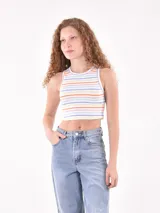 Musculosa corta a rayas horizontales de colores pastel.