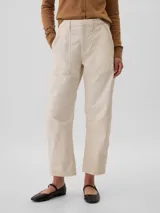 Pantalón color gris con corte amplio, bolsillos laterales y traseros, y ruedo al tobillo.