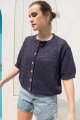 Saco tejido calado color celeste con mangas al codo y botones de coco.