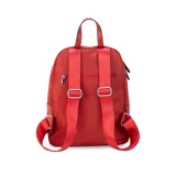 Mochila color beige de nylon resistente, con cierre principal y bolsillo frontal. Cuenta con detalle en simil cuero y bolsillo pequeño. Bolsillo trasero con cierre y bolsillos laterales para mayor comodidad. Correas a tono.