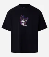 Remera negra de corte boxy con cuello redondo y mangas cortas. Estampa frontal del personaje Kuromi de Sanrio con llamas de colores.