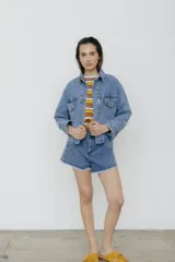 Campera de jean celeste con bolsillos frontales y botones metálicos.