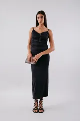 Vestido midi negro con estampado abstracto, de breteles finos y corte ajustado.