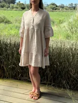 Vestido corto azul eléctrico de lino, con cuello mao, escote con botones de nácar y mangas 3/4 con volados.