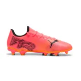 Championes de fútbol Puma Future 7 Play, color coral con detalles en negro y naranja.