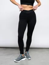 Calza deportiva negra con cintura alta con el logo de Umbro en gris.