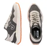 Championes Joma C367 de estilo casual, con corte de textil transpirable y refuerzos de serraje. Suela de caucho reciclado, plantilla de materiales reciclados y mediasuela de phylon reciclado.