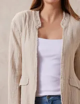 Chaqueta blanca de algodón marca Dash, con bolsillos simulados en el frente.