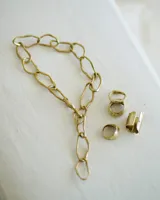 Collar plateado con eslabones grandes de metal con forma irregular.