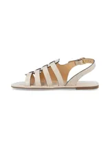 Sandalia chata color beige con estampado croco, hebilla metálica de ajuste en tobillo, forro sintético, plantilla de cuero y suela de TR.