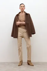 Pantalón chino color beige de corte recto.