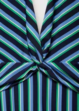 Traje de baño enterizo con estampado de rayas en tonos azul, blanco y verde. Presenta detalle drapeado en la parte frontal, cuello de pico y diseño halter con cierre de lazo en el cuello.