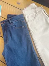 Pantalón de jean azul oscuro, corte semi oxford, tiro alto y doble lycra.