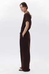 Pantalón marrón de punto de algodón, corte ancho, con cintura elástica y cordón de ajuste.