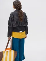 Campera de jean negra con flecos en la parte delantera y cuello camisero.