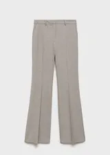 Pantalón de vestir acampanado color gris claro, de tiro alto, con cierre oculto de botón, gancho y cremallera, bolsillos laterales y costuras decorativas.