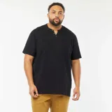 Camiseta negra de manga corta con cuello henley de tres botones.