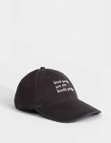 Gorra de gabardina color negro con bordado frontal en letras blancas.